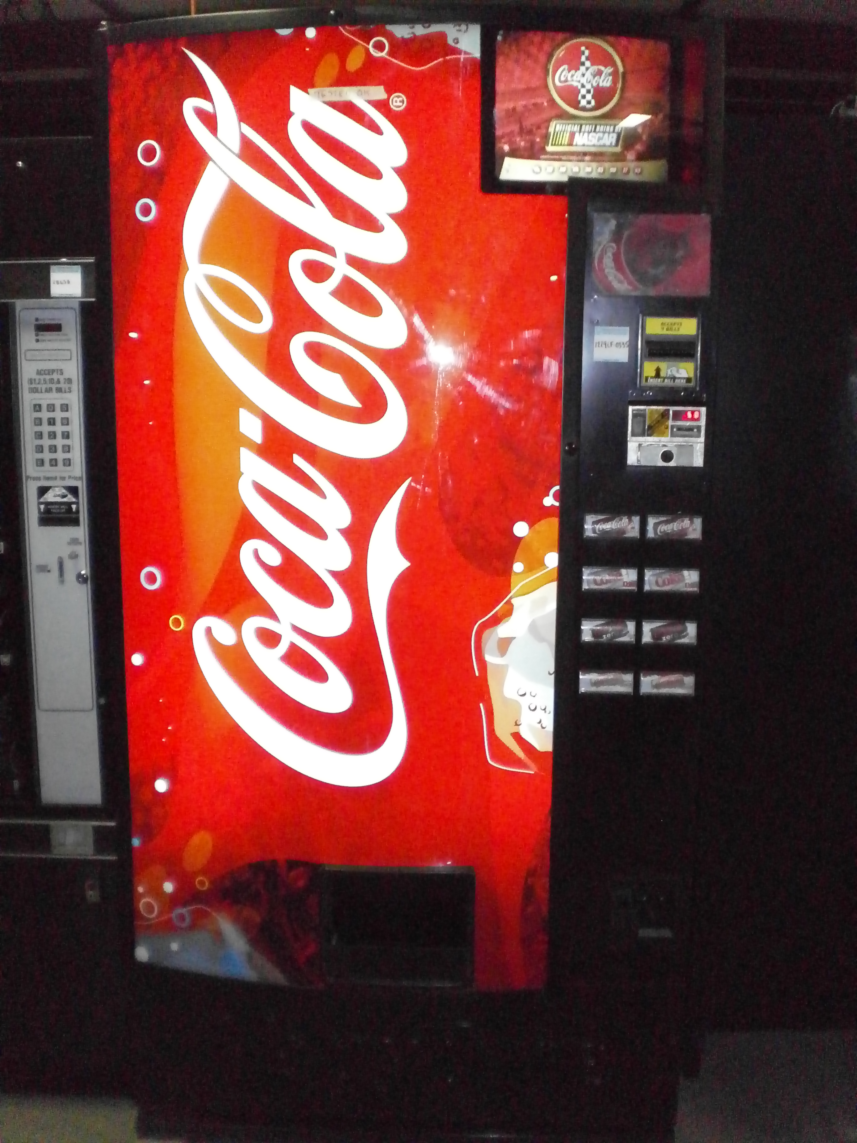 Royal 376 8 SELECTION Can SODA COLD DRINK Vending Machine 